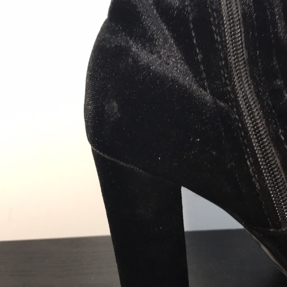 Forever, Women’s Size 6 Black with Red Roses Faux Suede Embroidered Heeled Boots - Picture 6 of 10